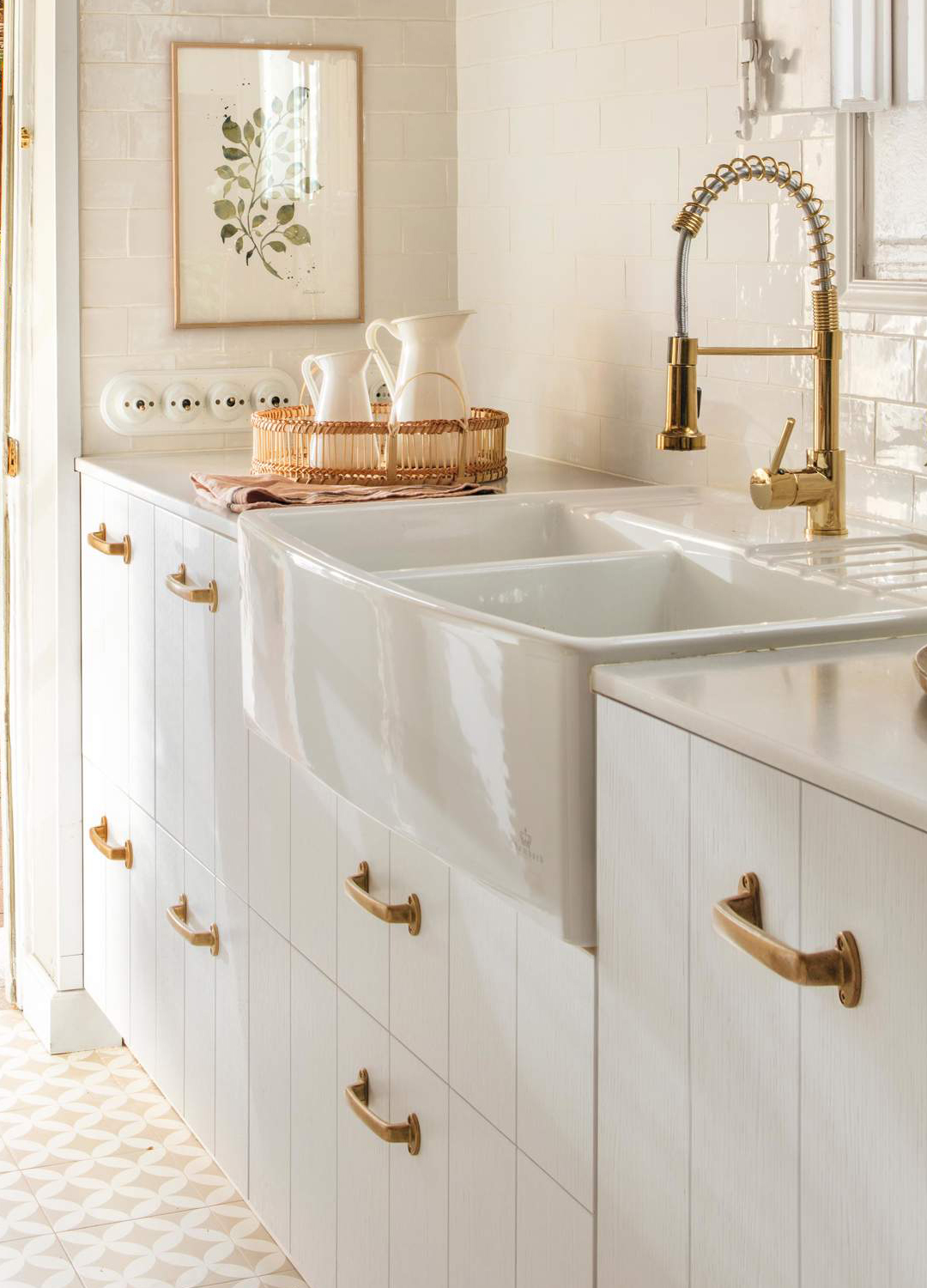 cocina blanca vintage con tiradores color cobre y grifo pescatero color dorado.